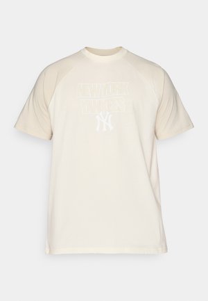 Kremo spalvos marškinėliai trumpomis rankovėmis ir apvalia iškirpte, su baltu "NEW YORK YANKEES" spaudiniu ir logotipu priekyje.