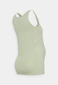 Top de alças verde claro com decote em V e aberturas laterais, projetado para conforto, com um formato ajustado e tecido suave e elástico.