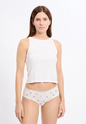 Haut court en coton blanc avec un col rond et des emmanchures, associé à des sous-vêtements beige clair ornés d'un motif de danseuse de ballet rose.