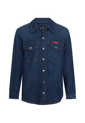 Dunkelblaues Denim-Langarmhemd mit Druckknöpfen, zwei aufgesetzten Brusttaschen, spitzem Kragen und rotem Markenlabel auf der Brusttasche.