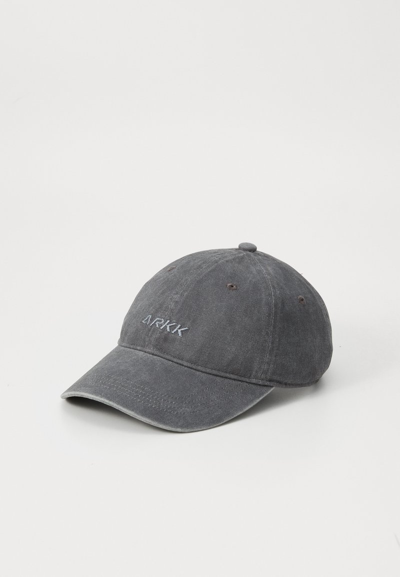 Gorra de algodón gris con visera curva, que presenta el logotipo bordado "ARKK" en la parte frontal y seis ojales de ventilación en la corona.
