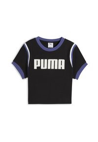 Camiseta negra corta con el logo "PUMA" en grandes letras blancas. Presenta acentos morados en el cuello y las mangas. Hecha de algodón.