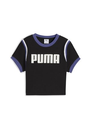 Melnā īsā piedurkne T-kreklā ar "PUMA" logotipu lieliem baltajiem burtiem. Ar purpura akcentiem uz apkakles un piedurknēm. Izgatavots no kokvilnas.