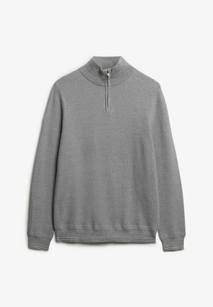 Suéter de punto gris con un alto cuello y cierre de cuarto de cremallera. Presenta un tejido texturizado y mangas largas con puños y dobladillo acanalados.