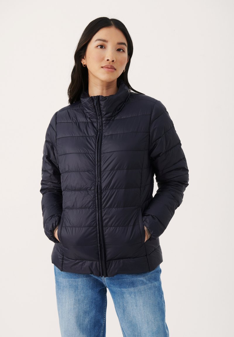 Marineblauer Puffer-Jacke mit hohem Kragen, horizontalen Steppnähten, Reißverschluss und Seitentaschen. Weiches Material mit glatter Textur.