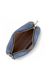 Borsa a tracolla blu in pelle con zip dorata, dotata di un esterno testurizzato e un ampio interno in tessuto marrone.