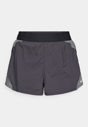 Shorts de sport gris avec une ceinture élastique noire, en tissu texturé avec des accents gris clair sur les côtés, et un petit logo.