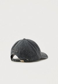Mørkegrå Calvin Klein baseballcap med justerbart bånd og subtilt logomønster på stoffet, vist fra bagenden på en lys baggrund.