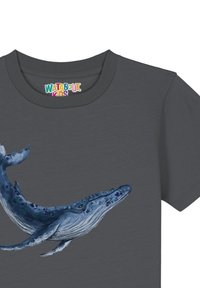 Grijze katoenen t-shirt met een grafiek van een blauwe walvis met textuurdetails. Ronde hals, korte mouwen, gladde stofafwerking.