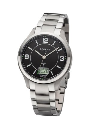 Montre-bracelet analogique avec cadran noir, index argentés, boîtier solaire en titane, affichage numérique de la date à 6 heures, et bracelet en acier inoxydable.