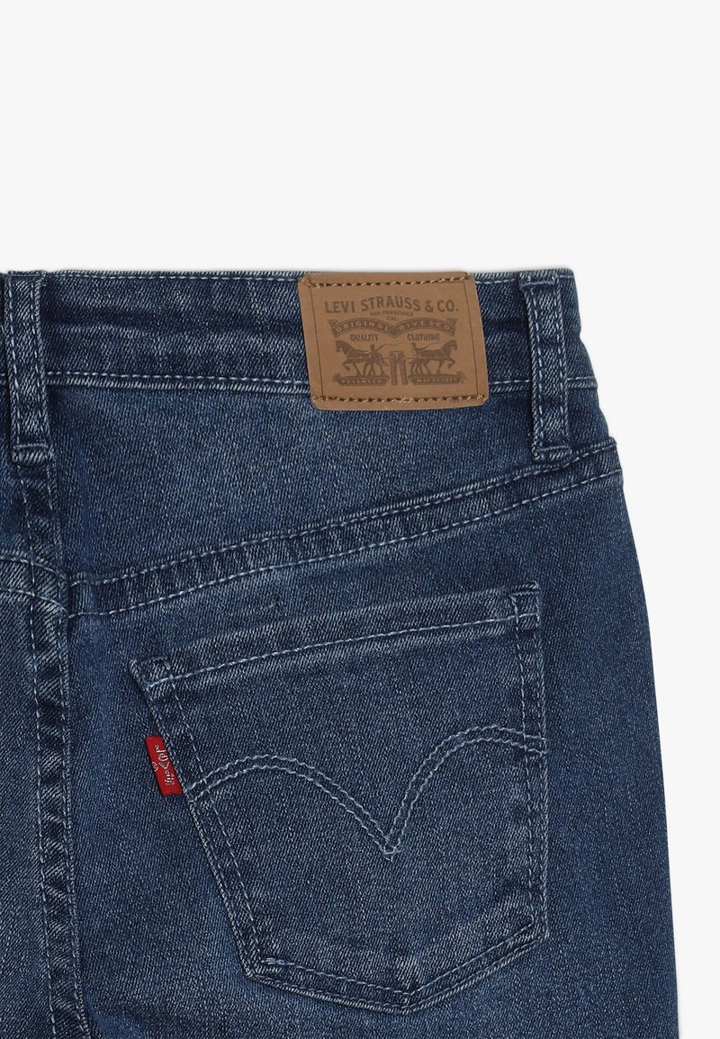 711 skinny levi's