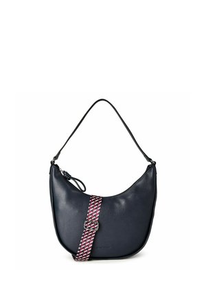 Borsa a mano in pelle nera a forma di mezzaluna con manico superiore e tracolla rimovibile con motivo bordeaux e bianco e fibbia argento.