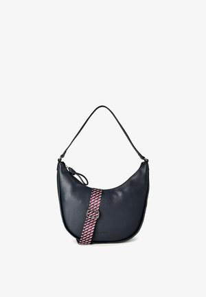 Bolso de cuero negro en forma de media luna con asa superior y correa de hombro desmontable de color granate y blanco con hebilla plateada.
