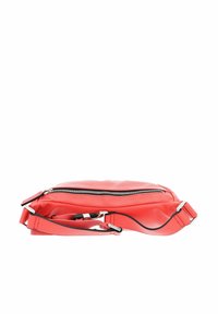 Sac bandoulière en cuir rouge avec fermeture éclair argentée, design plat, sangle réglable et texture lisse. Présente des accents minimalistes et des coutures.