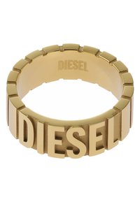 Bague en or arborant le mot "DIESEL" en lettres majuscules, avec un design segmenté qui met en valeur sa texture métallique lisse.