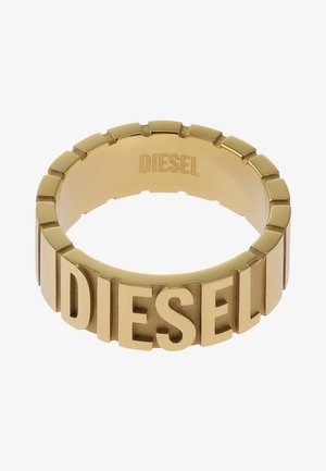 Gouden ring met het woord "DIESEL" in vetgedrukte blokletters, met een segmentontwerp dat de gladde metallic textuur benadrukt.