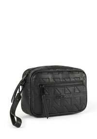 Bolso de cuero negro texturizado con un patrón geométrico, forma rectangular, bolsillo frontal con cremallera y correa ajustable. Logotipo en la parte frontal.
