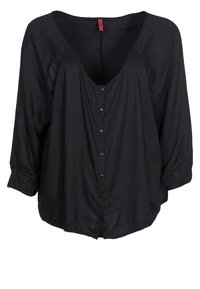 Svart, lätt blus med V-ringning, trekvartslånga ärmar och knäppning fram. Slät textur med en avslappnad passform.