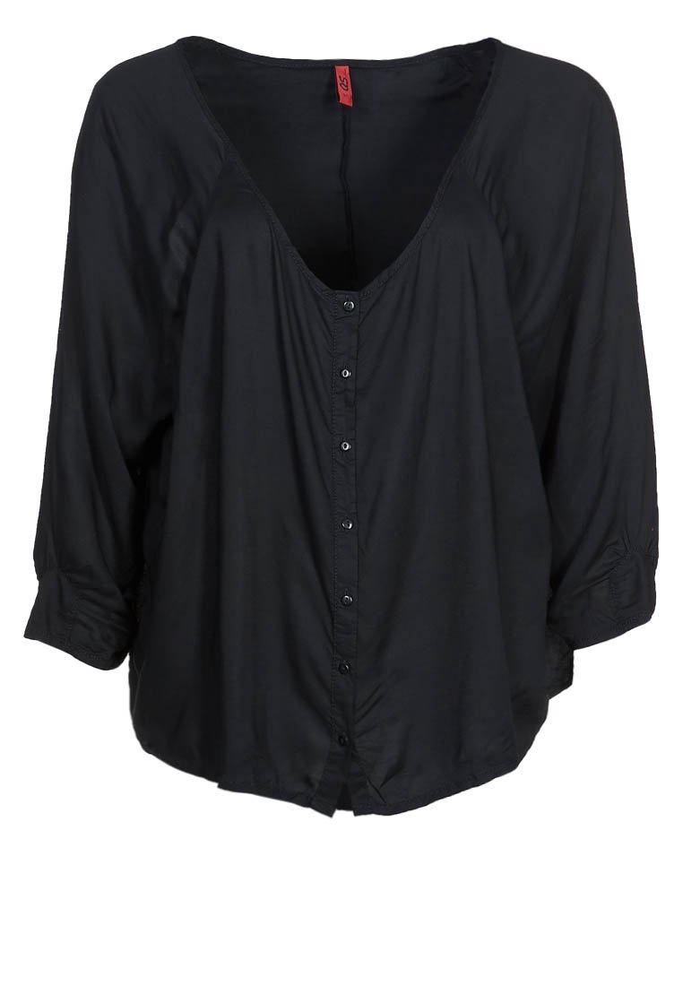 Svart, lätt blus med V-ringning, trekvartslånga ärmar och knäppning fram. Slät textur med en avslappnad passform.