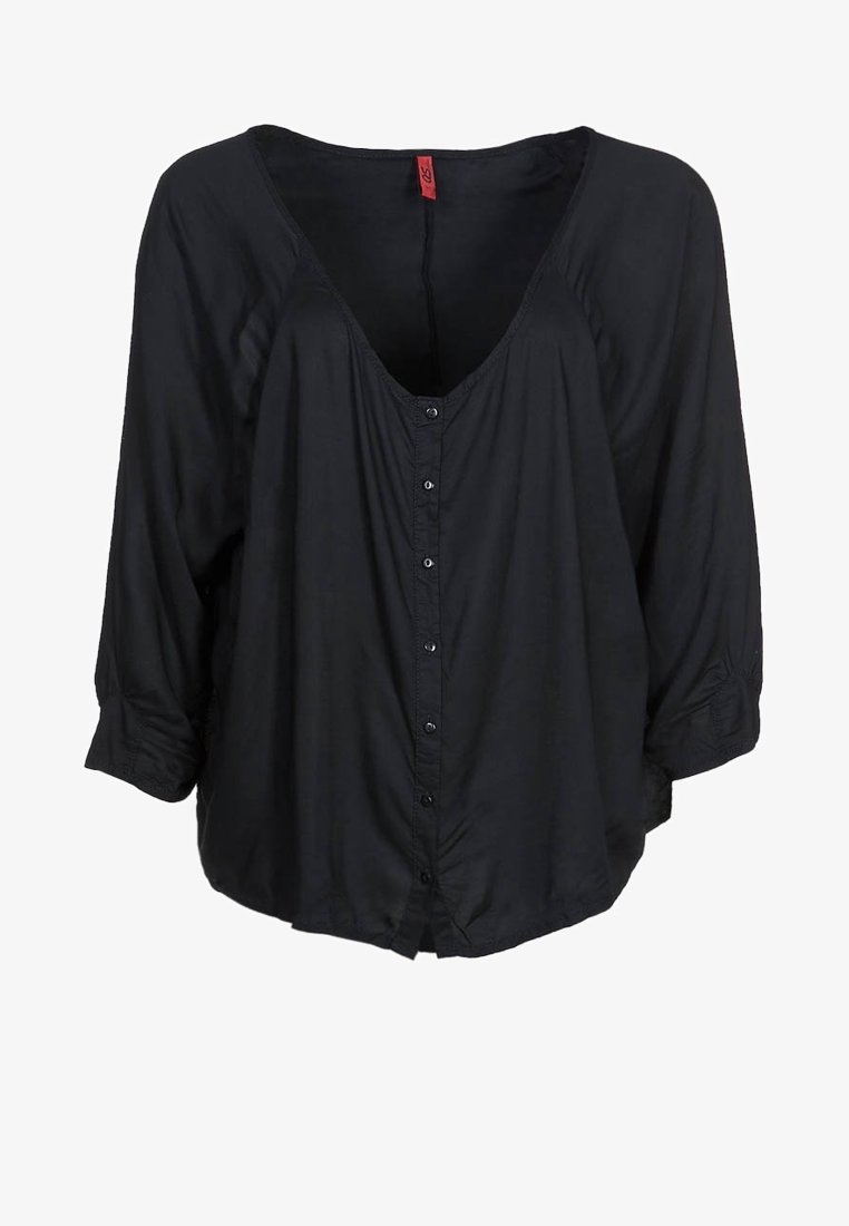 Svart, lätt blus med V-ringning, trekvartslånga ärmar och knäppning fram. Slät textur med en avslappnad passform.