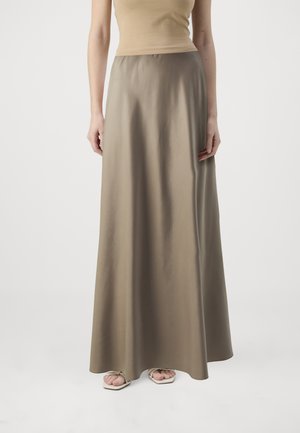 Maxikjole i dempet taupe sateng med en jevn, flytende tekstur. Et enkelt, høyt livdesign komplementerer flate sandaler med tynne stropper.
