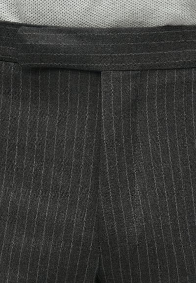 Tamnosive hlače s uzorkom tanke pruge, s ravnim prednjim dijelom, krojenim pojasom i suptilnom teksturom. Materijal izgleda gladak.