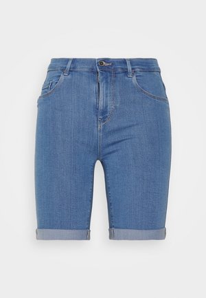 Blå denimshorts med opsmøgede bukseben, forsideknap og lynlåslukning samt femlomme-stil på en ensfarvet baggrund.