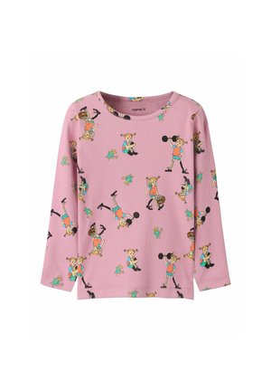 Chemise rose à manches longues avec des filles de dessin animé faisant des activités comme soulever des poids, s’asseoir et tenir un panier, parsemée de petites tortues vertes.