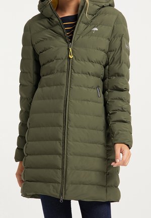 Olivgrüner, gesteppter langer Steppmantel mit Kapuze, Frontreißverschluss und kleinem Regenschirm-Logo auf der Brust, getragen über einem dunkel gestreiften Oberteil und Jeans.