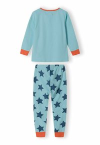 Ensemble de pyjama bleu à manches longues avec un col et des poignets orange, composé d'un pantalon arborant un motif d'étoiles navy sur un fond bleu clair.