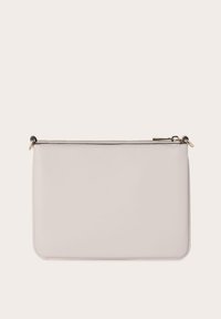 Pochette in pelle grigio chiaro con una texture liscia. Presenta una zip superiore e cuciture sottili. Design minimalista, forma rettangolare.