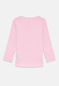 Helles rosa langärmliges T-Shirt aus weicher Baumwolle, mit einem runden Ausschnitt und einem geraden Saum ohne sichtbare Muster oder Akzente.