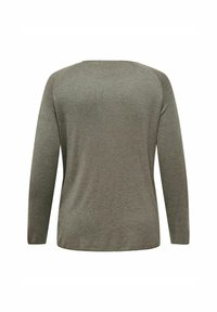 Pull à manches longues et col rond en tricot vert olive doux. Il présente une texture lisse et des détails de couture subtils aux épaules.