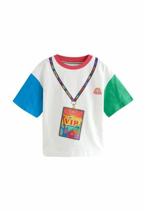 Korte mouwen t-shirt met een witte body, gekleurde mouwen (blauw en groen) en een grafische VIP festivalpas gedrukt op de voorkant.