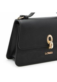 Borsa a mano in pelle nera con design strutturato, hardware dorato, dettaglio di chiusura prominente e superficie leggermente testurizzata. Logo del marchio visibile.