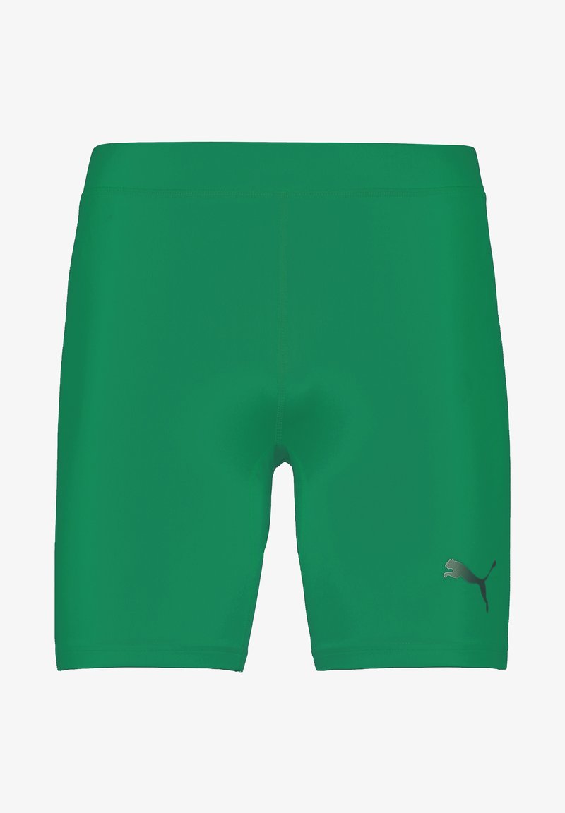 Grüne Sportshorts aus einem elastischen Material, mit einer glatten Textur und einem kleinen, reflektierenden grauen Puma-Logo auf dem linken Bein.