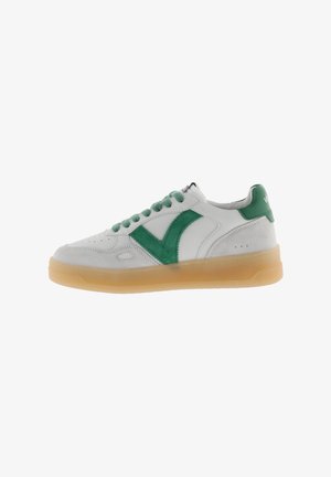 Weiße Sneakers mit grünen Wildlederakzenten und Schnürsenkeln, ausgestattet mit einem strukturierten Design, runder Zehenpartie und Gummisohle.