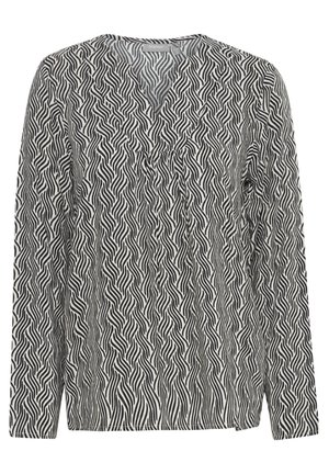 Zwart-witte blouse met lange mouwen en een V-halslijn, voorzien van een golvend patroon. Gemaakt van een lichtgewicht stof met subtiele textuur.