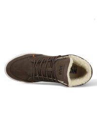 Bruine suède hoge sneakers met vetersluiting, wolvoering en crèmekleurige rubberen zool. Kenmerkt oranje accenten aan de zijkanten.