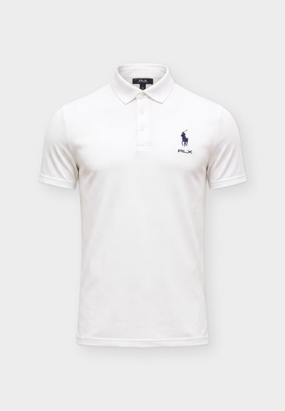 Polo blanc à manches courtes avec col et trois boutons, présentant un logo joueur de polo bleu marine et le texte RLX sur la poitrine gauche.