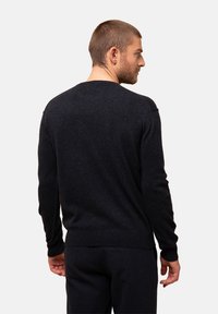 Dunkelblauer Rundhalsausschnitt-Pullover aus weichem Strickmaterial, mit gerippten Bündchen und Saum, einer glatten, strukturierten Oberfläche und ohne sichtbare Muster.