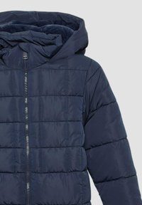 Marineblauwe gewatteerde pufferjack met een ritssluiting, een grote capuchon en een zachte binnenvoering voor warmte en comfort.