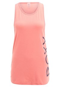 Débardeur pour femme sans manches rose corail avec col rond et grand logo vertical "ROXY" en lettres foncées sur le côté droit.