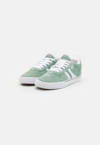 Globe ENCORE 2 - Sapatilhas - jade green/white
