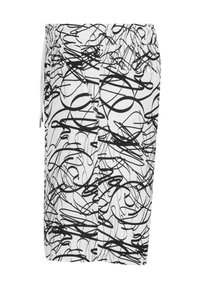 Shorts à motifs noirs et blancs avec une taille élastique, présentant des lignes tourbillonnantes abstraites et des poches latérales. Tissu léger.