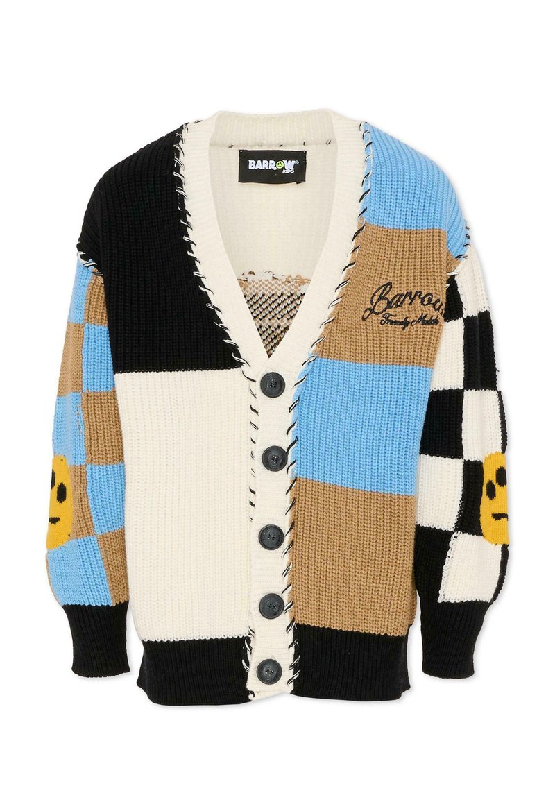 Cardigan lavorato a maglia multicolore con una combinazione di toppe nere, bianche, blu e marroni, chiusura con bottoni e cuciture decorative. Dettaglio con faccina sorridente.