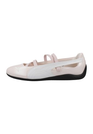 Zapato plano estilo ballet en rosa claro y blanco con suela negra, tiras elásticas en la parte superior y logo de Puma cerca de la punta.