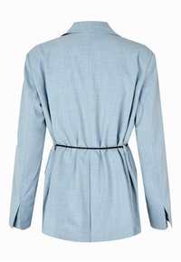 Svijetloplavi sako s remenom u struku i dugim rukavima. Ima glatku teksturu i klasičan ovratnik, bočne džepove i prilagođen kroj.