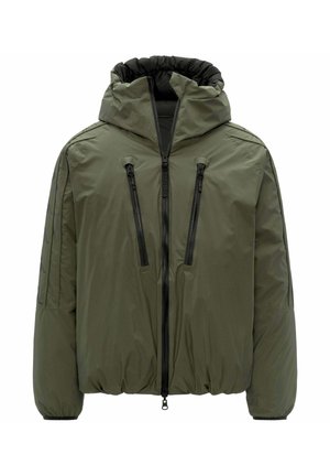 Giacca imbottita verde oliva con cappuccio e tre cerniere nere verticali sul davanti, polsini elastici e orlo leggermente arricciato.