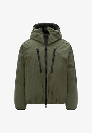 Veste matelassée vert olive avec capuche et trois fermetures éclair noires verticales à l'avant, poignets élastiques et ourlet légèrement froncé.